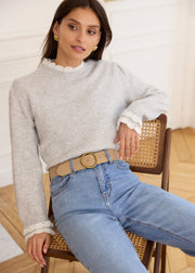 Pull gris laine fronces et crochet — vue portée assise