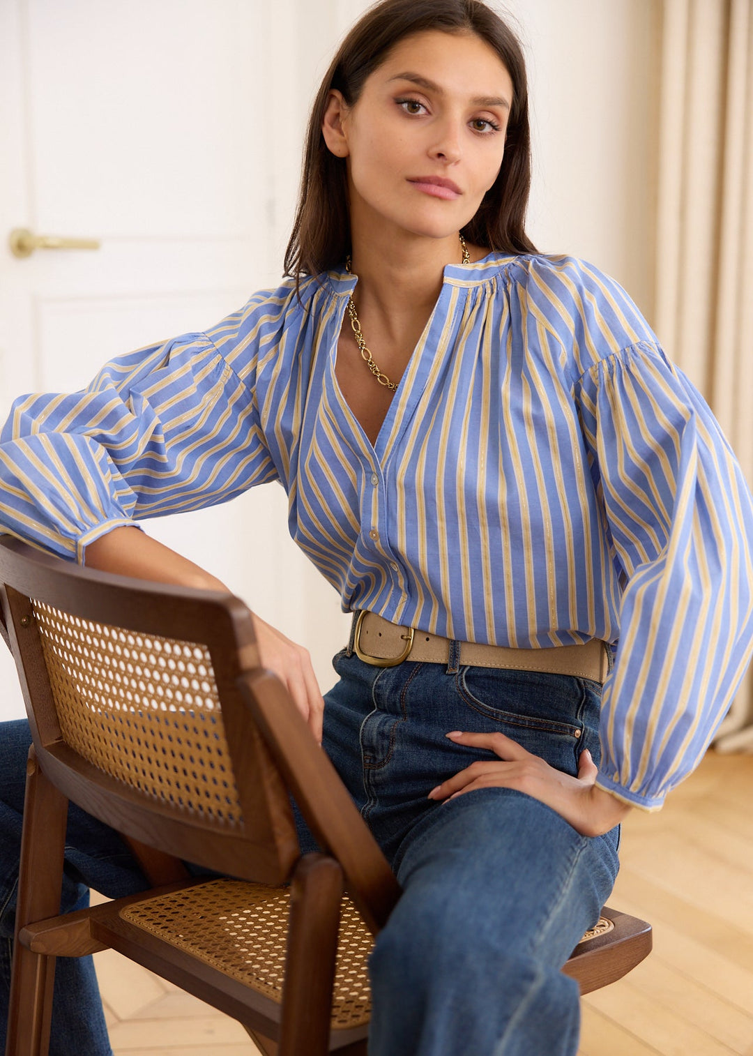 Blouse à rayures bleues et jaunes — vue portée assise