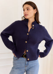 Gilet marine col montant volanté — vue de trois-quarts