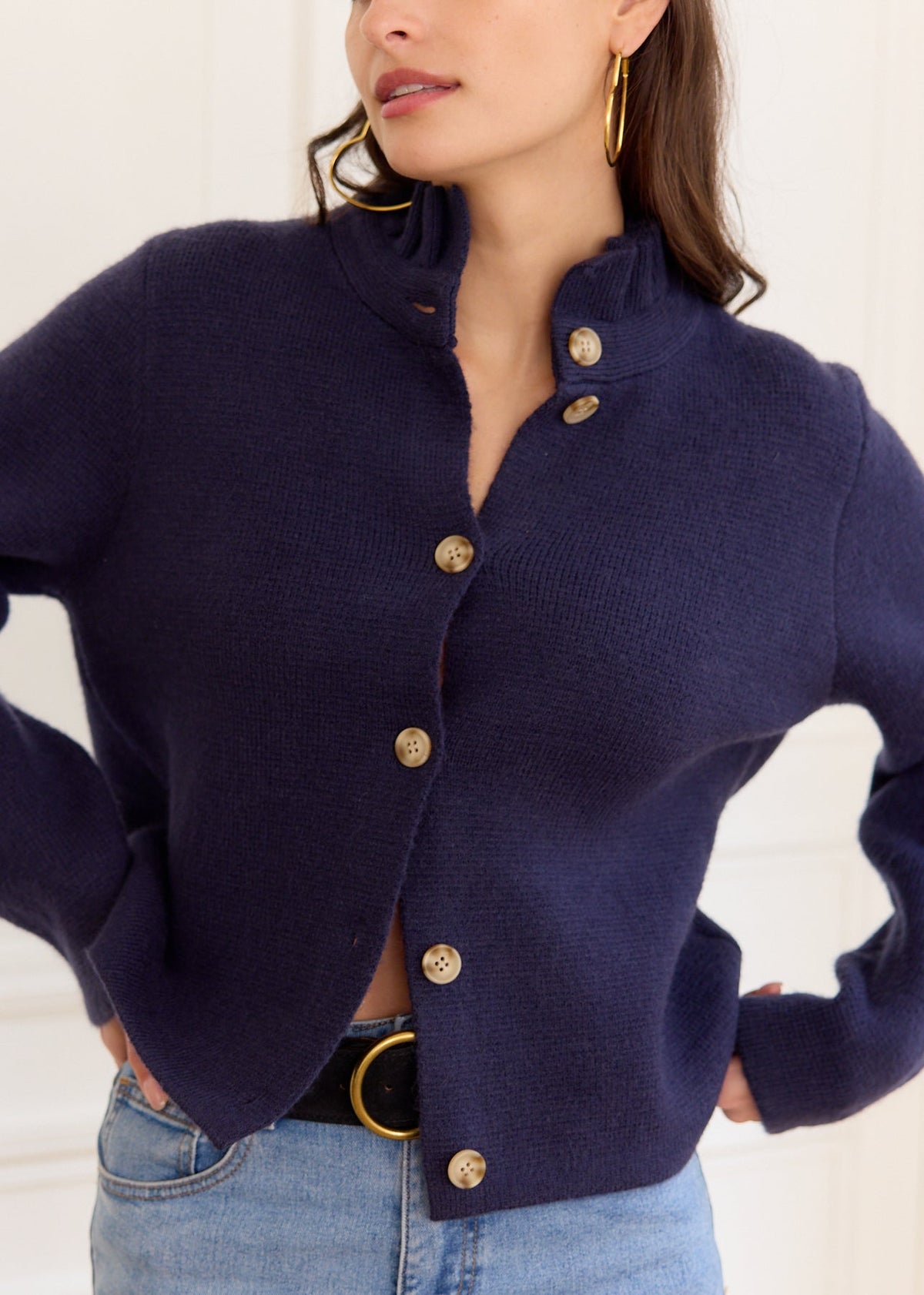 Gilet marine col montant volanté — vue portée de face