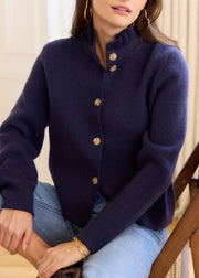 Gilet marine col montant volanté — vue portée assise