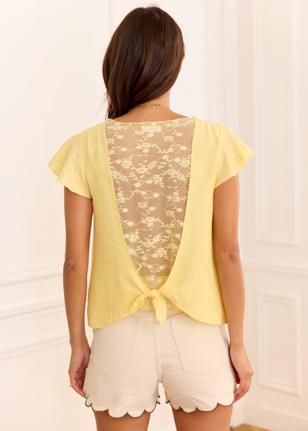 Top jaune manches papillon dentelle