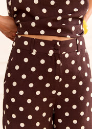 Pantalon chocolat à pois blancs