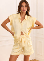 Short jaune satiné coupe large