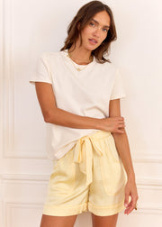 Short jaune satiné coupe large