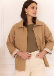 Veste beige coton doublure Liberty — vue portée de face