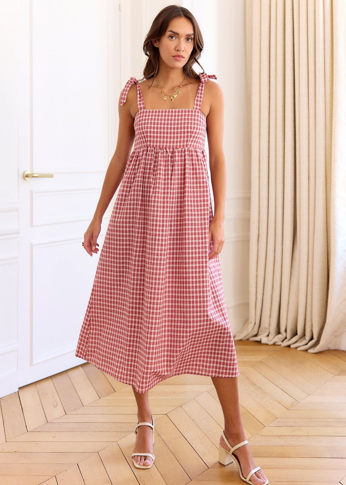 Robe à carreaux rouges