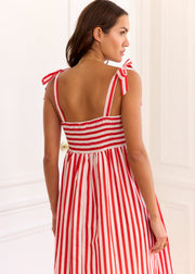 Robe à rayures rouges et blanches