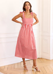Robe à rayures rouges et blanches