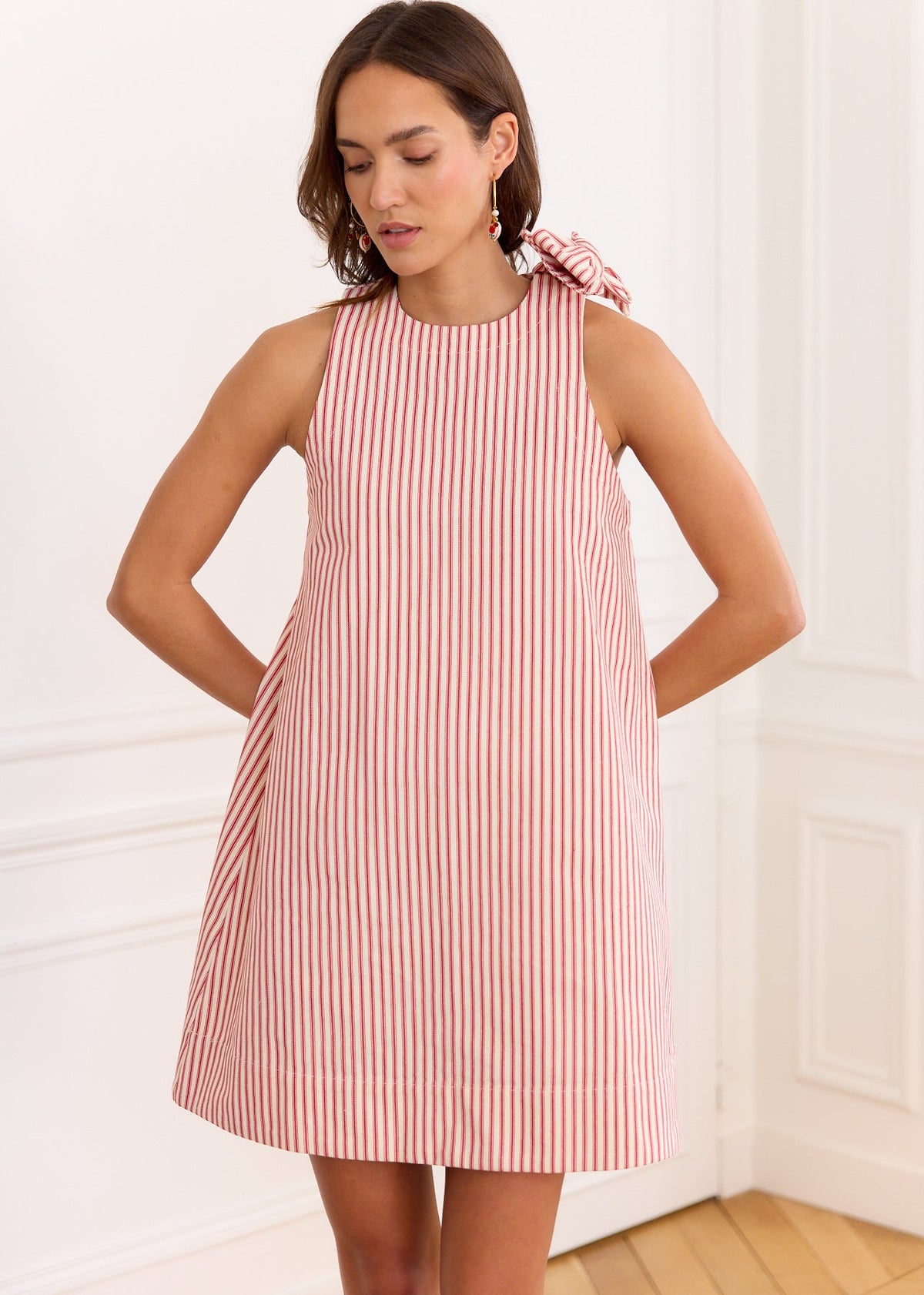 Robe rayée rouge nœud épaule