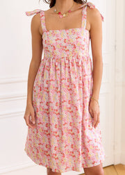 Robe fleurie rose nouée aux épaules