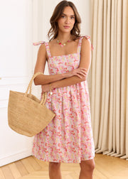 Robe fleurie rose nouée aux épaules