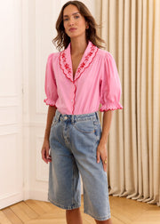 Blouse rose col Claudine brodé festonné