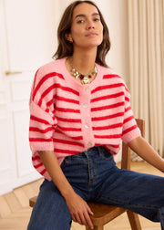 Gilet rayé rose rouge ample — vue portée de trois-quarts, assis