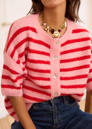 Gilet rayé rose rouge ample — gros plan de l'encolure, des boutons et des rayures