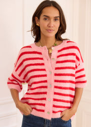 Gilet rayé rose rouge ample — vue portée de trois-quarts, debout