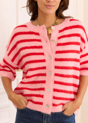 Gilet rayé rose rouge ample — vue portée de face, debout