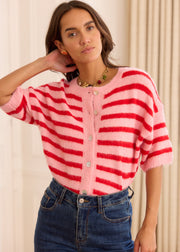 Gilet rayé rose rouge ample — vue portée assise, de trois-quarts