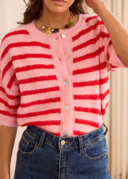 Gilet rayé rose rouge ample — gros plan de la maille portée