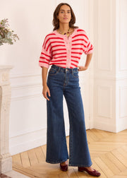 Gilet rayé rose rouge ample — vue portée en pied