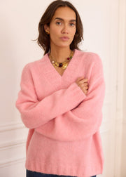 Pull rose Jonas — vue portée de face, debout