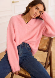 Pull rose Jonas — vue portée de trois-quarts, assise