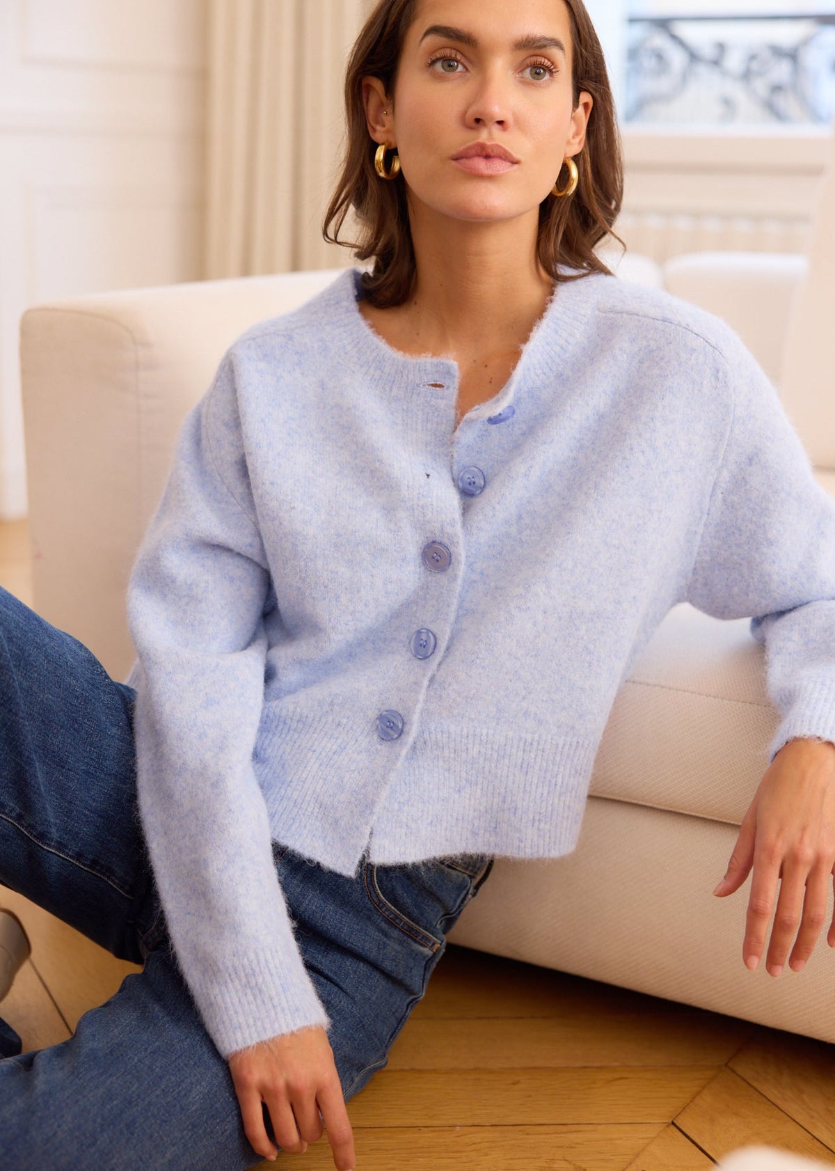 Gilet bleu ciel en laine — vue portée assise