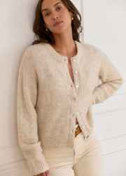 Gilet beige laine col rond — vue de trois-quarts
