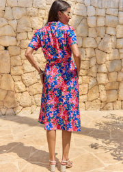 Robe midi fleurie bleu rose ceinturée
