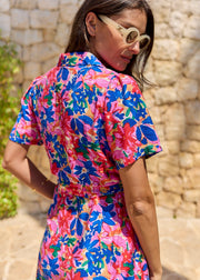 Robe midi fleurie bleu rose ceinturée