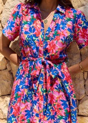 Robe midi fleurie bleu rose ceinturée