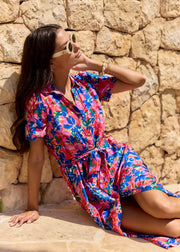 Robe midi fleurie bleu rose ceinturée