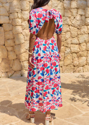 Robe longue fleurie rose et bleue, vue de dos avec un lien noué en haut.