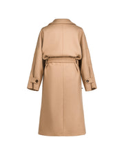 Manteau laine coupe oversize, manteau camel ceinturé, sans modèle sur fond blanc, vue de face