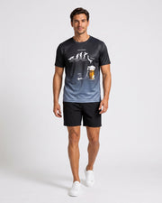 T-shirt imprimé graphique dégradé noir et bleu — vue portée en pied, fond de studio