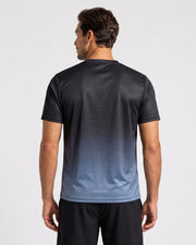 T-shirt imprimé graphique dégradé noir et bleu — vue portée de dos