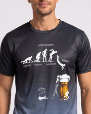 T-shirt imprimé graphique dégradé noir et bleu — gros plan du motif sur la poitrine