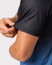 T-shirt imprimé graphique dégradé noir et bleu — détail du tissu et de la couture de manche
