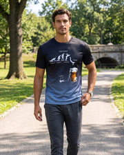 T-shirt imprimé graphique dégradé noir et bleu — vue portée en marche