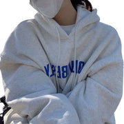 Sweat à capuche doublé polaire Capucine gris avoine — gros plan du devant et de l'inscription