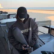 Sweat à capuche doublé polaire Capucine marron foncé — vue portée assise, de trois-quarts