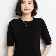 Pull en maille Iris noir — vue portée de face, regard face caméra