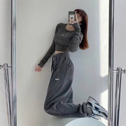 Pantalon de jogging taille haute Delphine gris foncé, vue portée genou levé