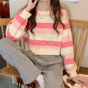 Pull coupe ample Louane rose rayé — gros plan des rayures, vue portée assise
