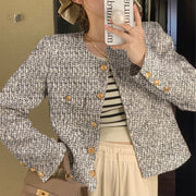 Veste Bérénice pour femme tweed gris et blanc — gros plan, vue portée de face, selfie miroir