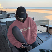 Sweat à capuche doublé polaire Capucine rose clair — vue portée assise, de face