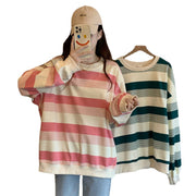 Pull coupe ample Louane rose rayé — vue portée de face sur fond blanc, coloris vert sur cintre