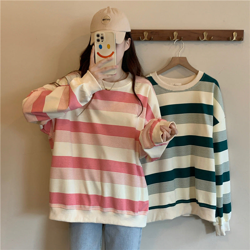Pull coupe ample Louane rose rayé — vue portée de face, coloris vert accroché en arrière-plan