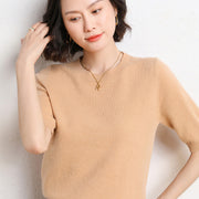 Pull en maille Iris — vue portée de face, main levée vers les cheveux