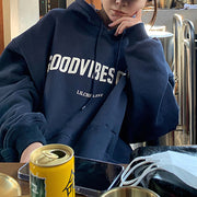 Sweat à capuche doublé polaire Capucine bleu marine — gros plan de l'inscription sur la poitrine